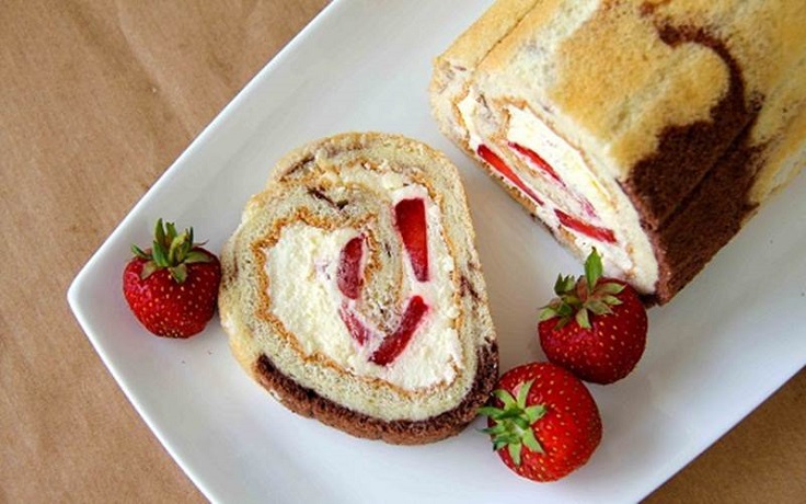 Vanilla-Strawberries-Roll-Cake