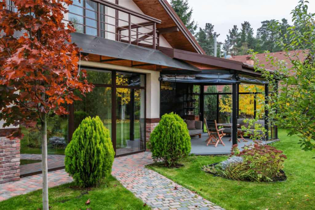backyard-of-modern-cottage-1024x683