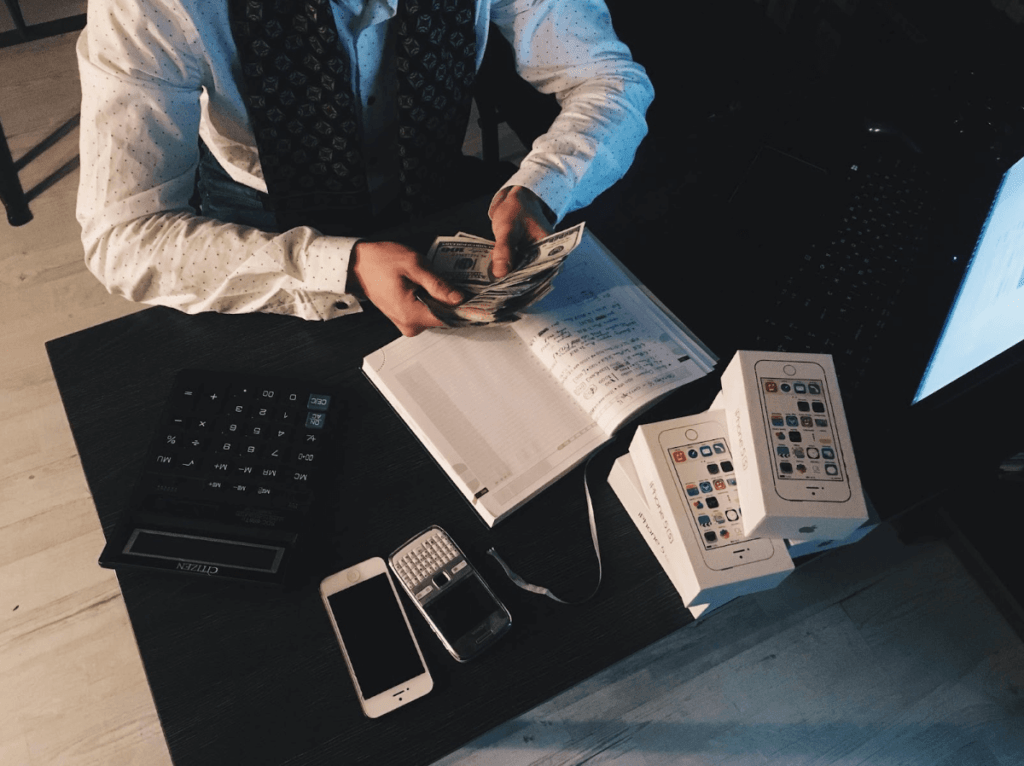 accountant-counting-money-1024x766 accountant-counting-money-1024x766