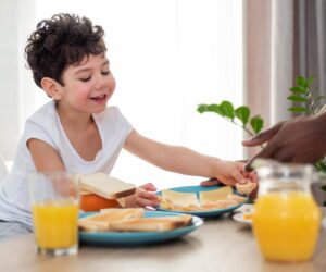 How to Introduce New Foods to Your Children without the Drama